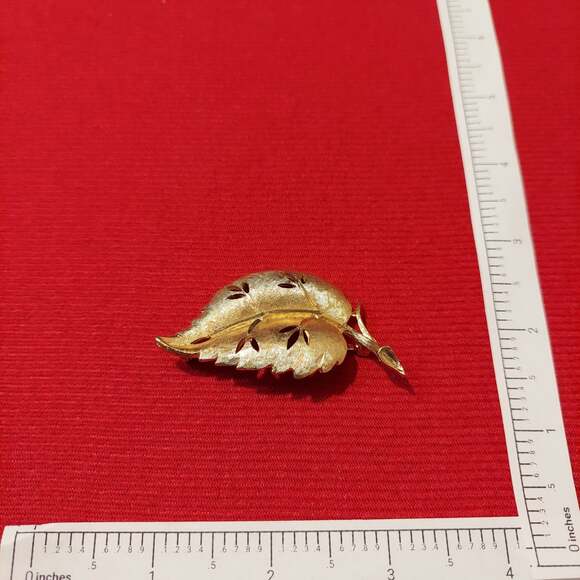 BSK Gold Tone Leaf Brooch Pin - Picture 1 of 3